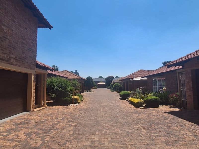 Immaculate Condition and Cozy 3 bedroom Townhouse in Three Rivers Proper. - Photo 2