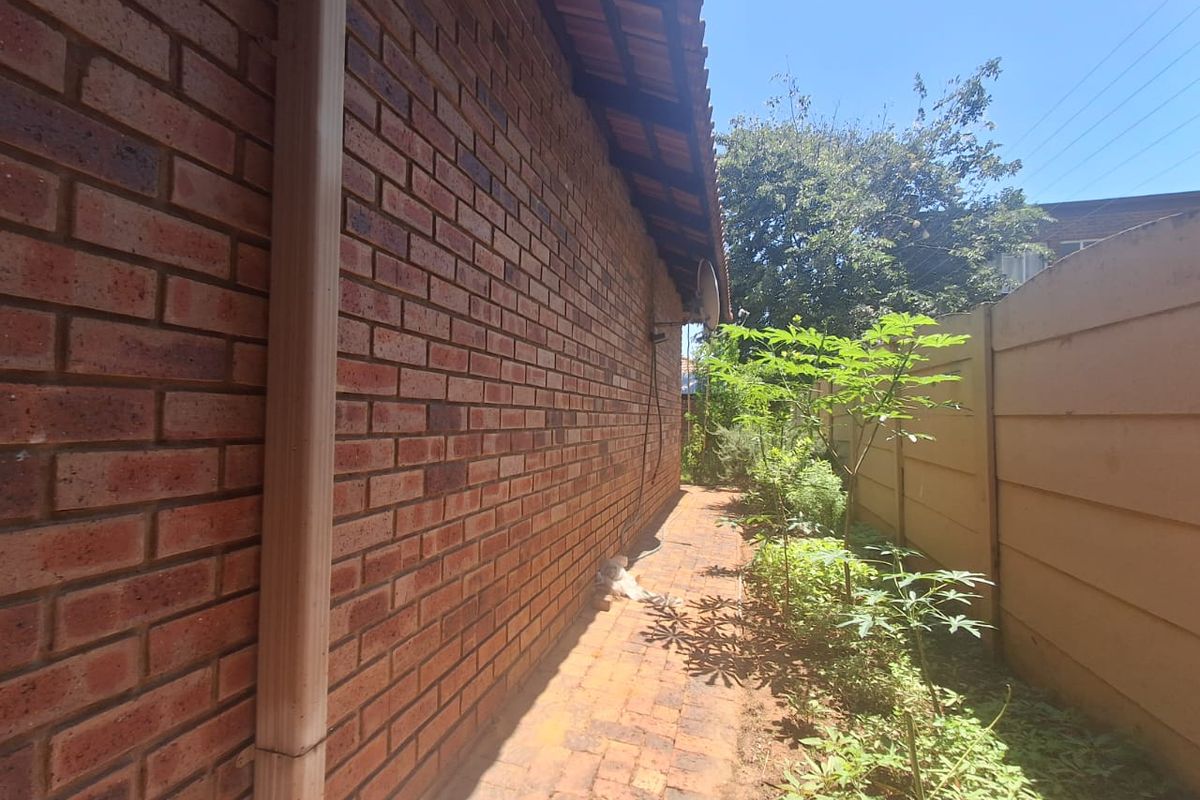 Immaculate Condition and Cozy 3 bedroom Townhouse in Three Rivers Proper. - Photo 5