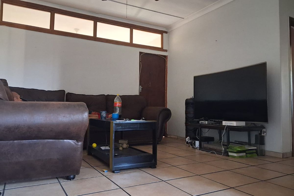 2  Bedroom Apartment in Vereeniging Central. - Photo 3
