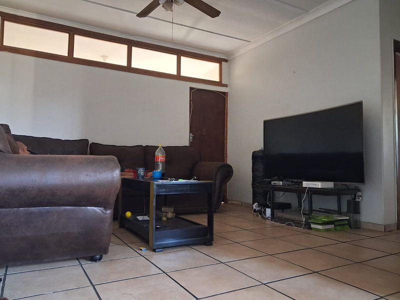 2  Bedroom Apartment in Vereeniging Central. - Photo 3