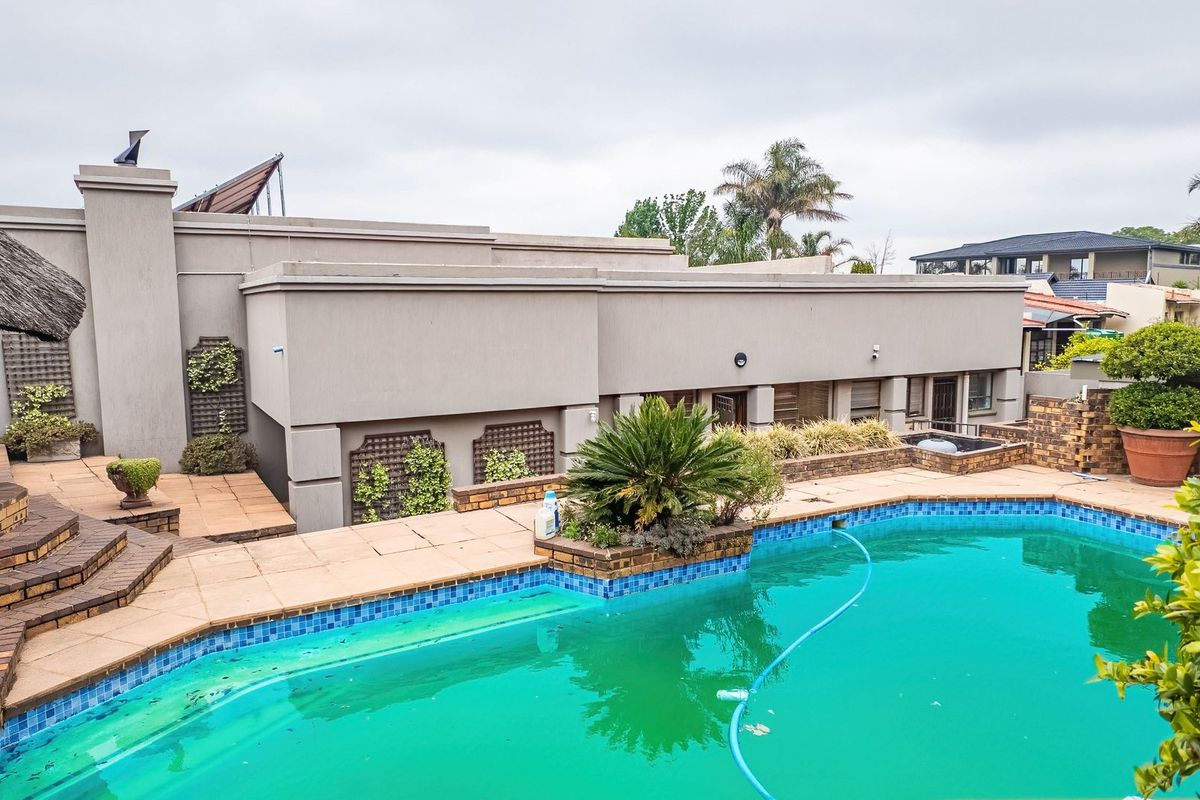 Established! Exquisite! Elaborate Lifestyle! - Photo 2