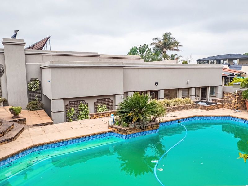 Established! Exquisite! Elaborate Lifestyle! - Photo 2