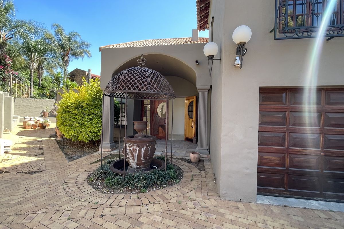 Luxury 5-Bedroom Mansion – Style & Elegance for the Discerning Buyer - Photo 2