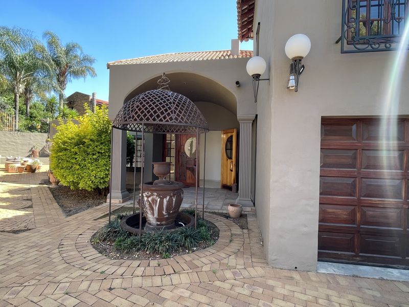 Luxury 5-Bedroom Mansion – Style & Elegance for the Discerning Buyer - Photo 2