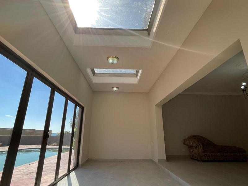 Luxury 5-Bedroom Mansion – Style & Elegance for the Discerning Buyer - Photo 6