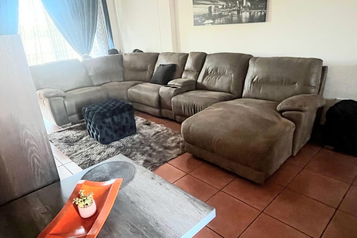 Beautiful Unit On The 2nd Floor In A Quite Area. - Photo 2