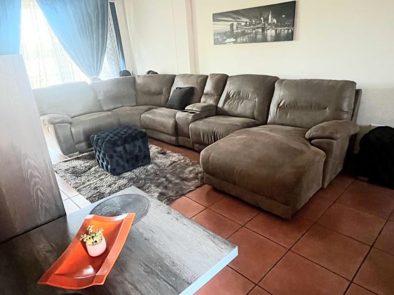 Beautiful Unit On The 2nd Floor In A Quite Area. - Photo 2