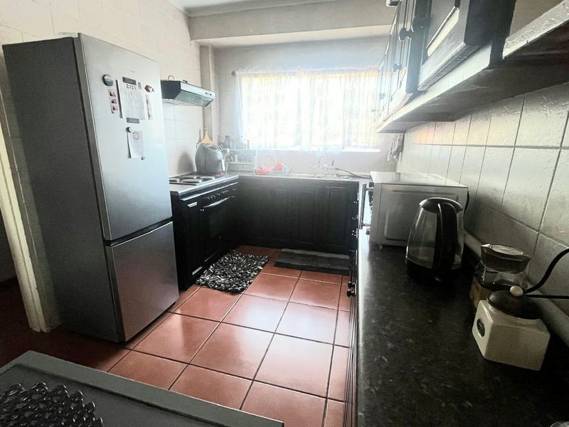 Beautiful Unit On The 2nd Floor In A Quite Area. - Photo 3