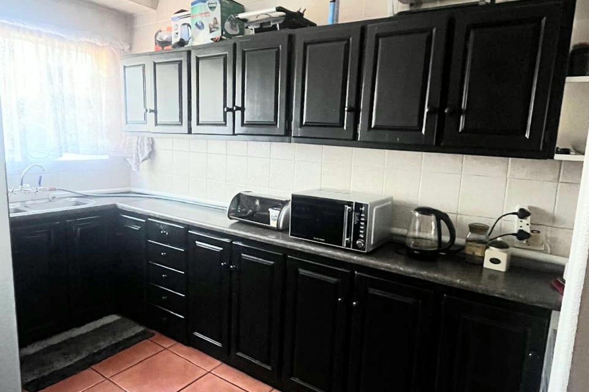 Beautiful Unit On The 2nd Floor In A Quite Area. - Photo 4