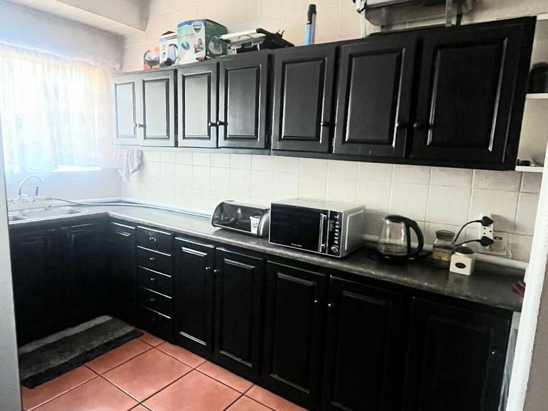 Beautiful Unit On The 2nd Floor In A Quite Area. - Photo 4