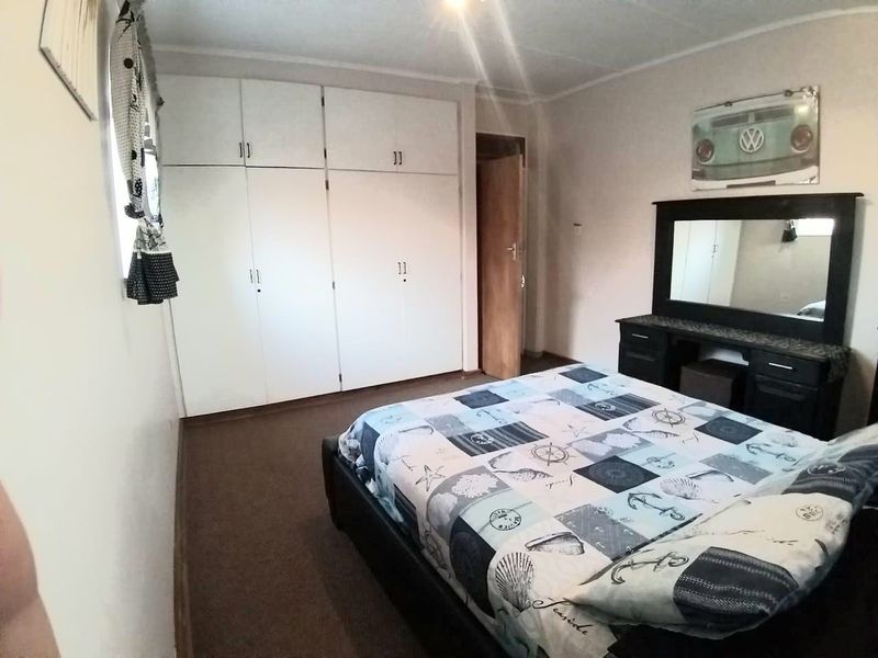 Beautiful Unit On The 2nd Floor In A Quite Area. - Photo 8