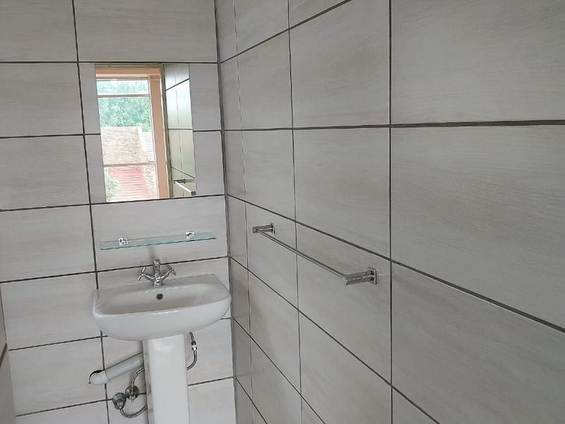 Beautiful Unit On The 2nd Floor In A Quite Area. - Photo 9