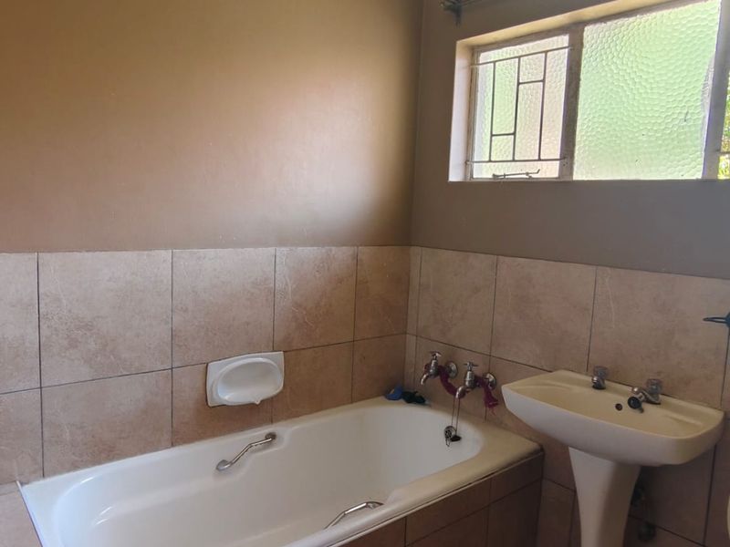 House with Flat Ideal Student Accommodation near NWU, SE6, Vanderbijlpark. - Photo 9