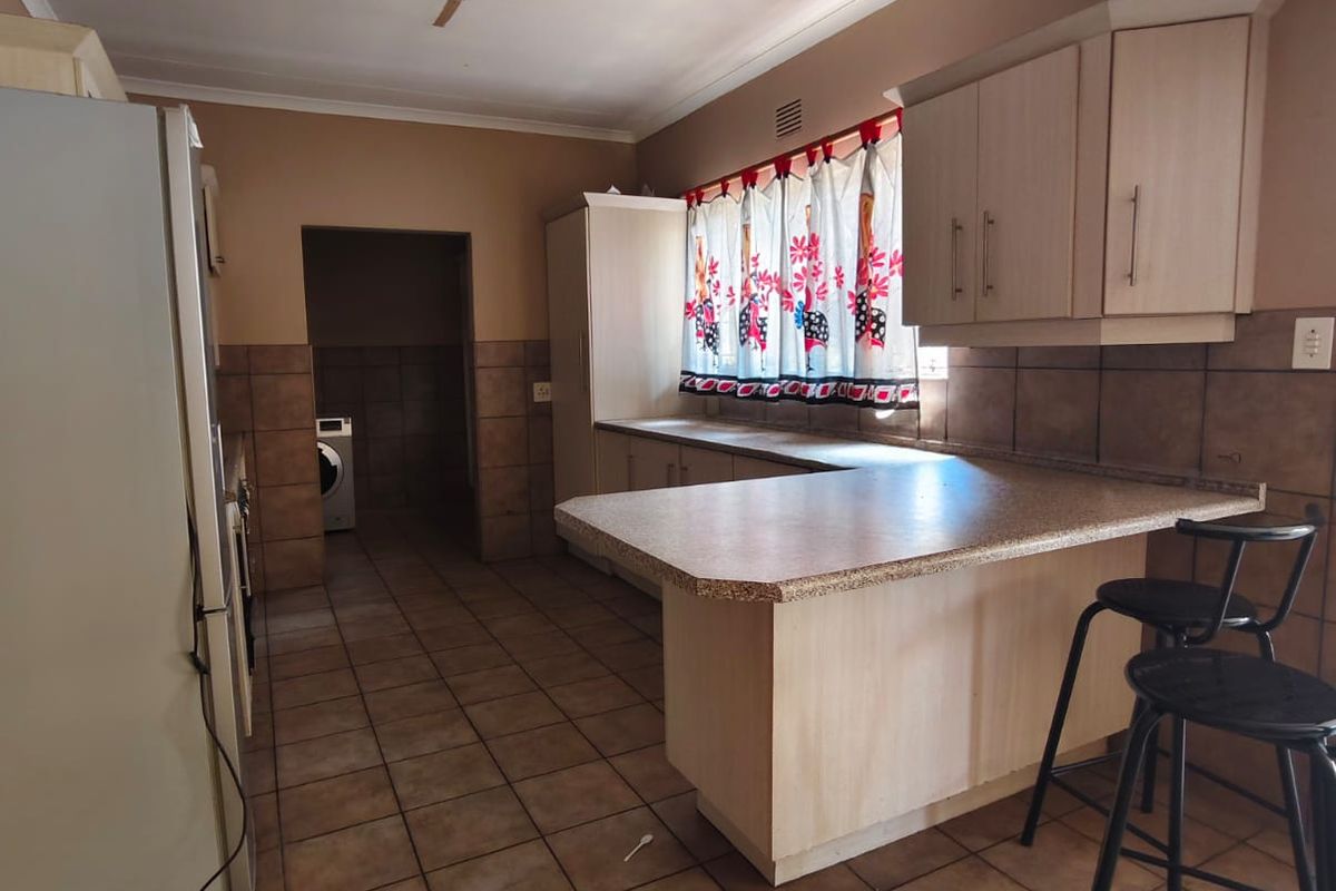 House with Flat Ideal Student Accommodation near NWU, SE6, Vanderbijlpark. - Photo 3