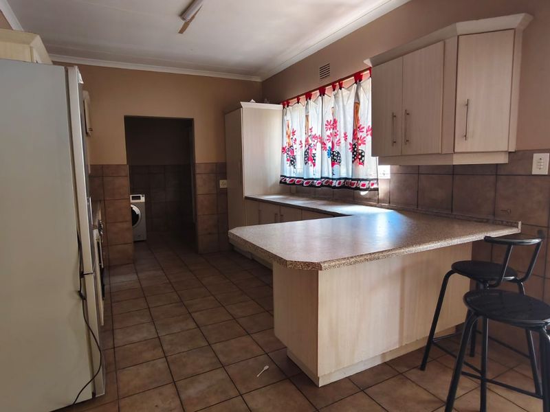 House with Flat Ideal Student Accommodation near NWU, SE6, Vanderbijlpark. - Photo 3
