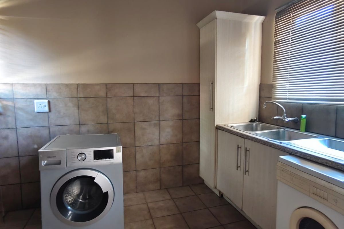 House with Flat Ideal Student Accommodation near NWU, SE6, Vanderbijlpark. - Photo 5