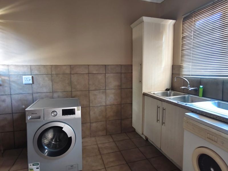 House with Flat Ideal Student Accommodation near NWU, SE6, Vanderbijlpark. - Photo 5
