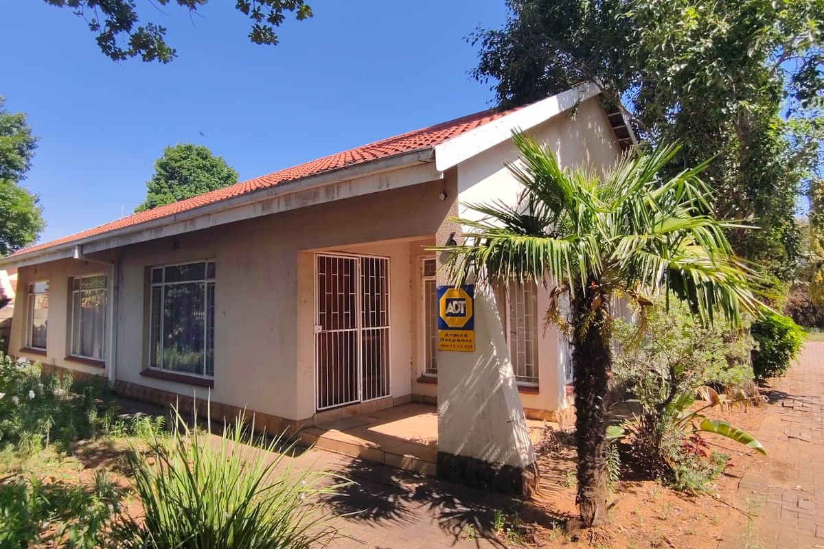 House with Flat Ideal Student Accommodation near NWU, SE6, Vanderbijlpark. - Photo 2