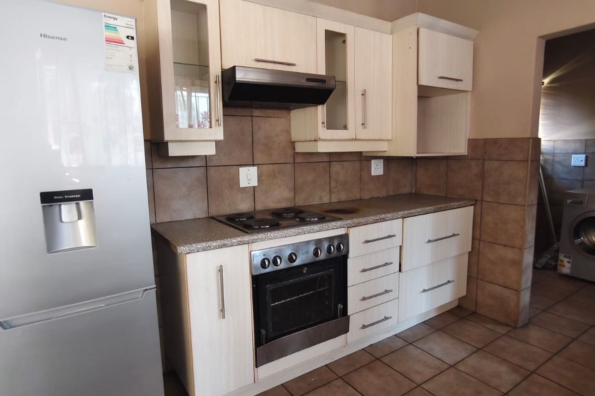 House with Flat Ideal Student Accommodation near NWU, SE6, Vanderbijlpark. - Photo 4