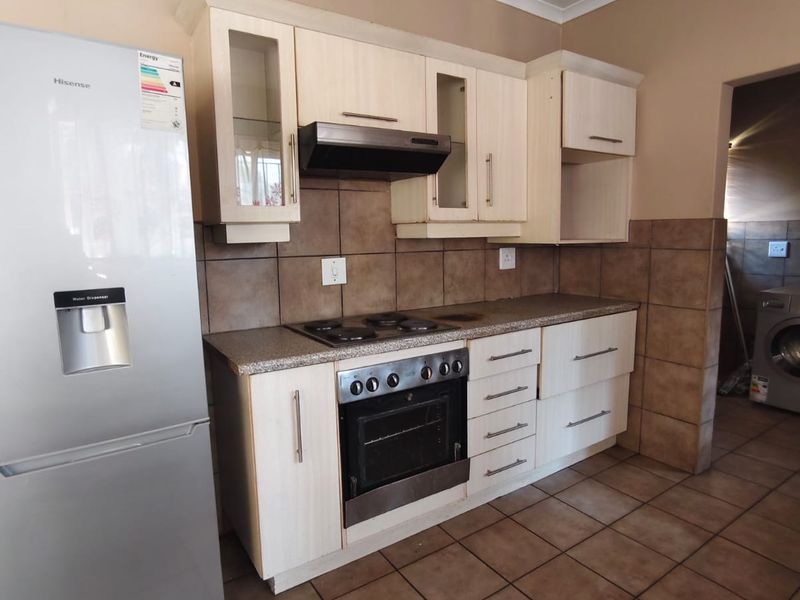 House with Flat Ideal Student Accommodation near NWU, SE6, Vanderbijlpark. - Photo 4