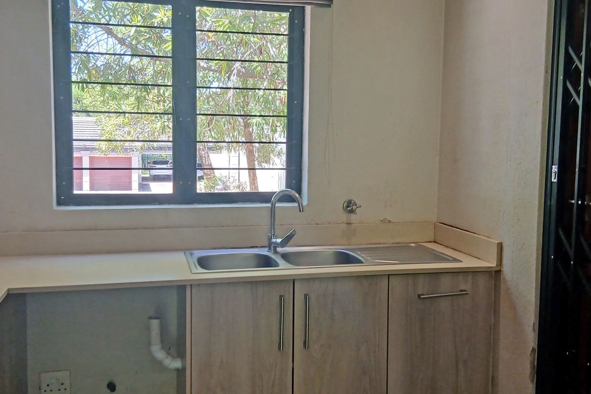 Townhouse for rent in Riverside Gardens - Photo 3