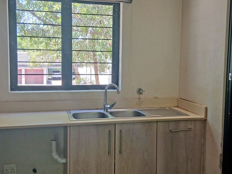 Townhouse for rent in Riverside Gardens - Photo 3