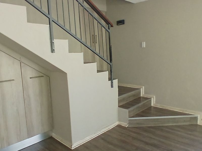 Townhouse for rent in Riverside Gardens - Photo 9