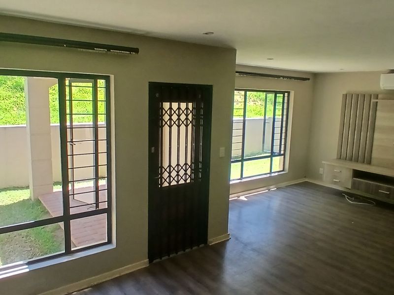 Townhouse for rent in Riverside Gardens - Photo 8