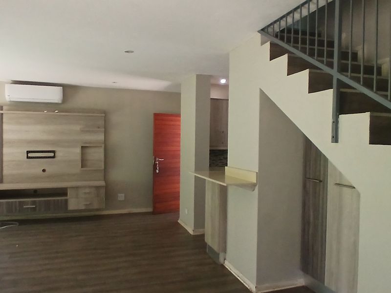 Townhouse for rent in Riverside Gardens - Photo 7