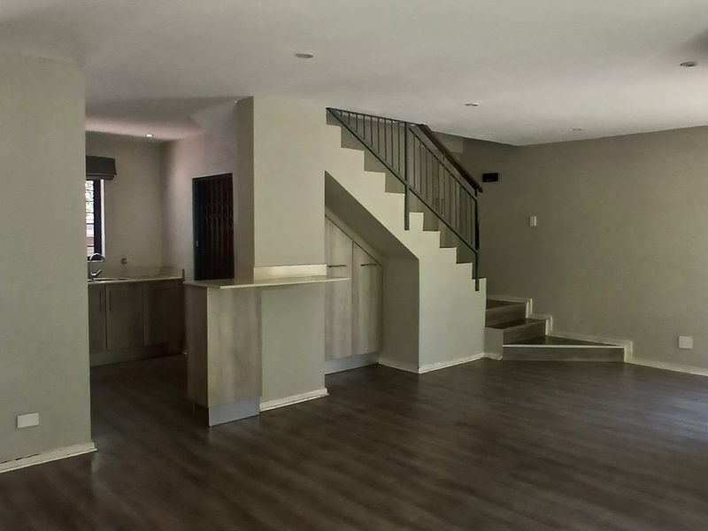 Townhouse for rent in Riverside Gardens - Photo 5