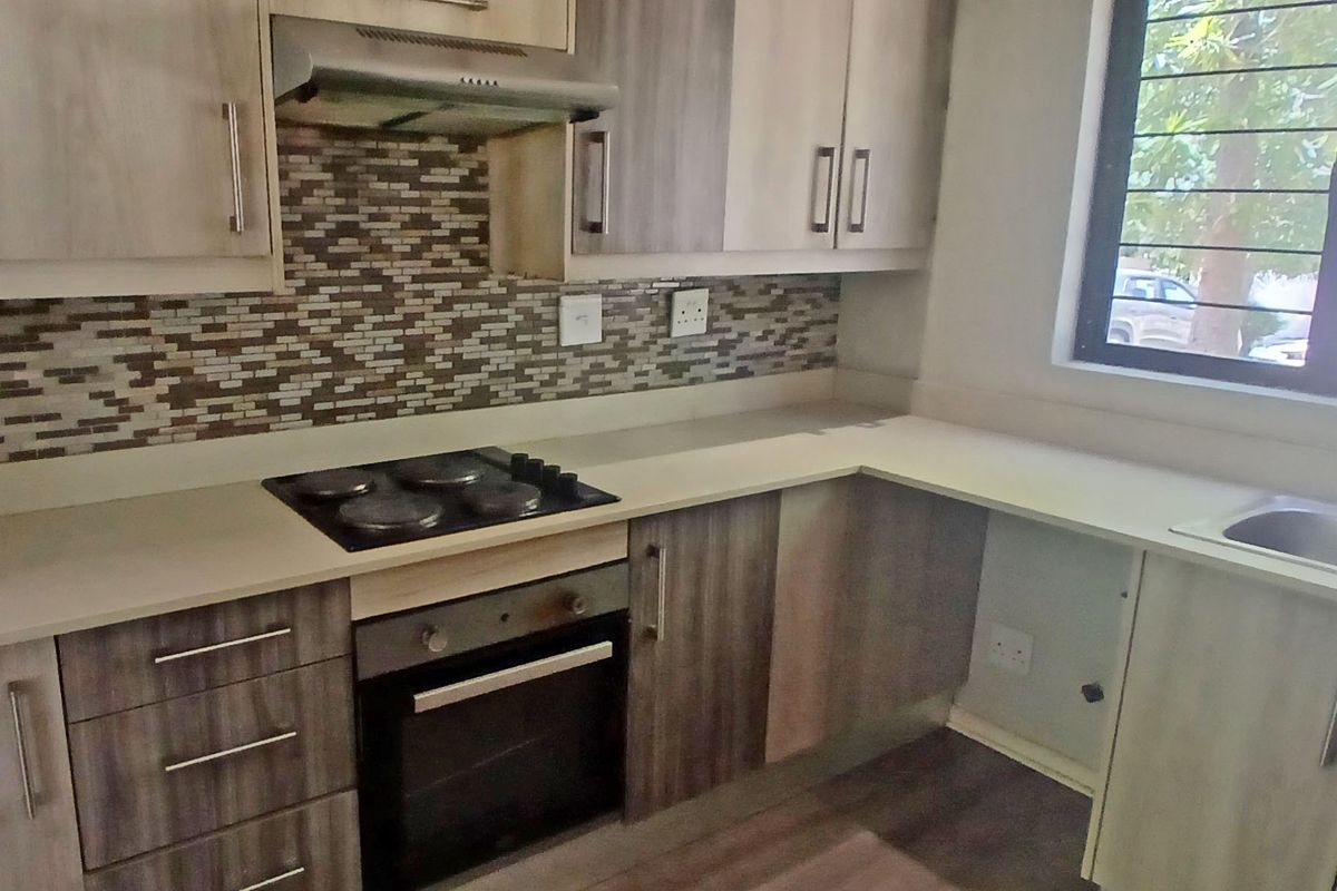 Townhouse for rent in Riverside Gardens - Photo 4