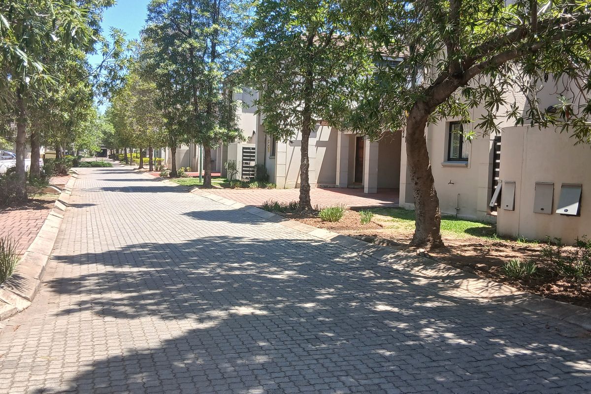 Townhouse for rent in Riverside Gardens - Photo 2