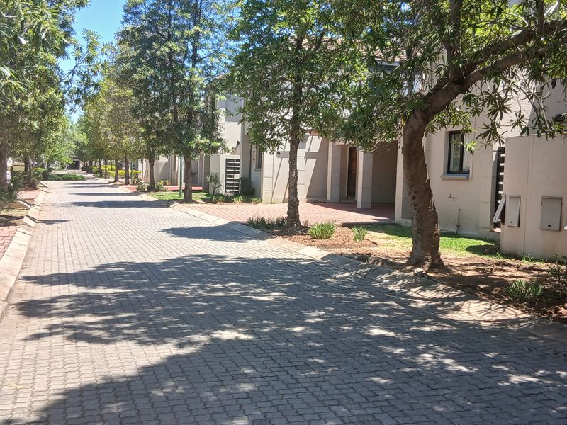 Townhouse for rent in Riverside Gardens - Photo 2