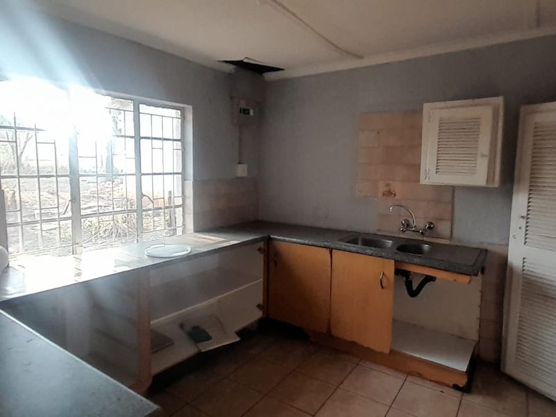 River property, Opportunity for developers, offering expansive space (2552m2) - Photo 8