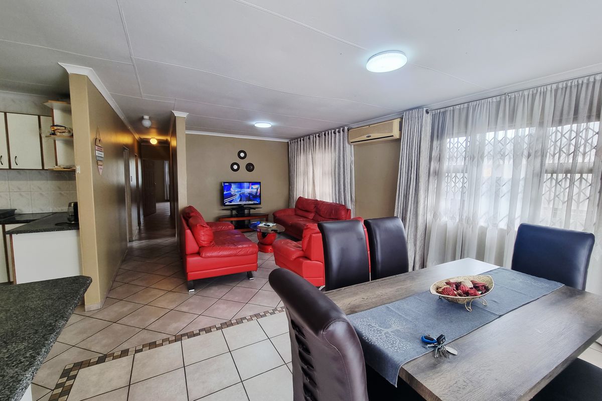 3 Bedroom House For Sale - Photo 2