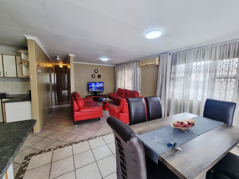 3 Bedroom House For Sale - Photo 2