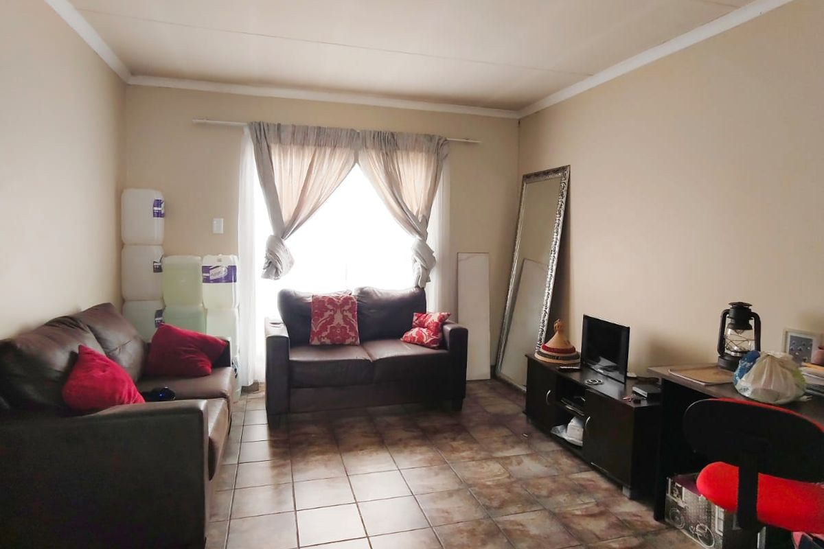 Neat 2-Bedroom Townhouse for Sale. - Photo 4