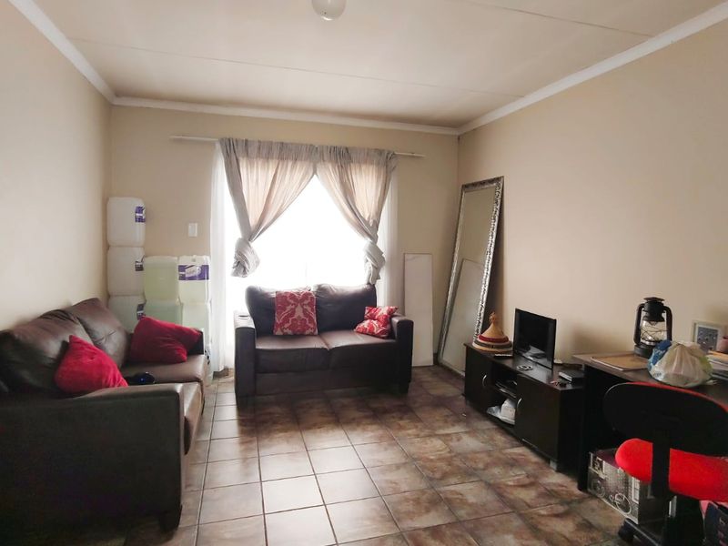 Neat 2-Bedroom Townhouse for Sale. - Photo 4