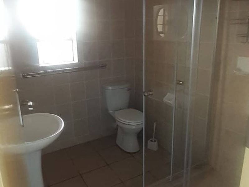 2 bedroom,2 bathroom downstairs unit available in Casa Uno, Sonneveld, Brakpan - Photo 6
