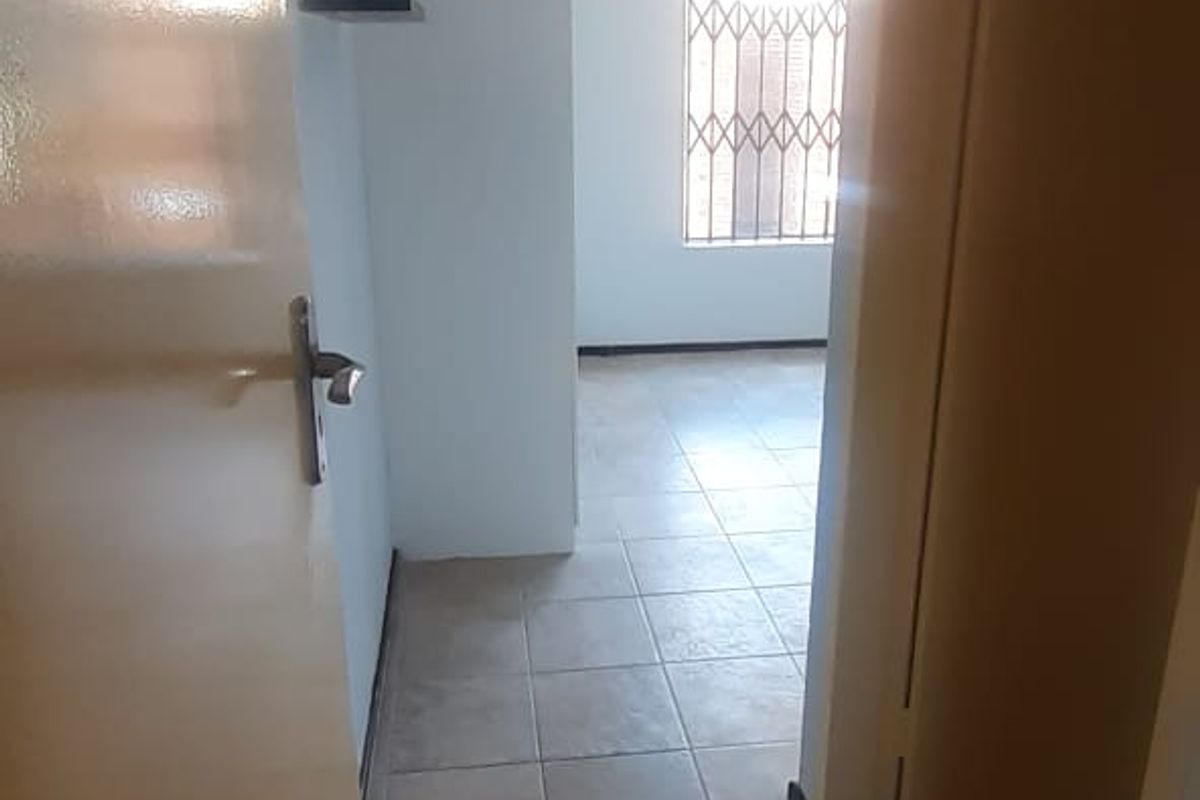 2 bedroom,2 bathroom downstairs unit available in Casa Uno, Sonneveld, Brakpan - Photo 4