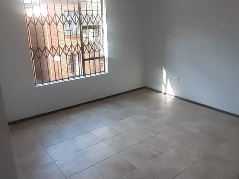 2 bedroom,2 bathroom downstairs unit available in Casa Uno, Sonneveld, Brakpan - Photo 5