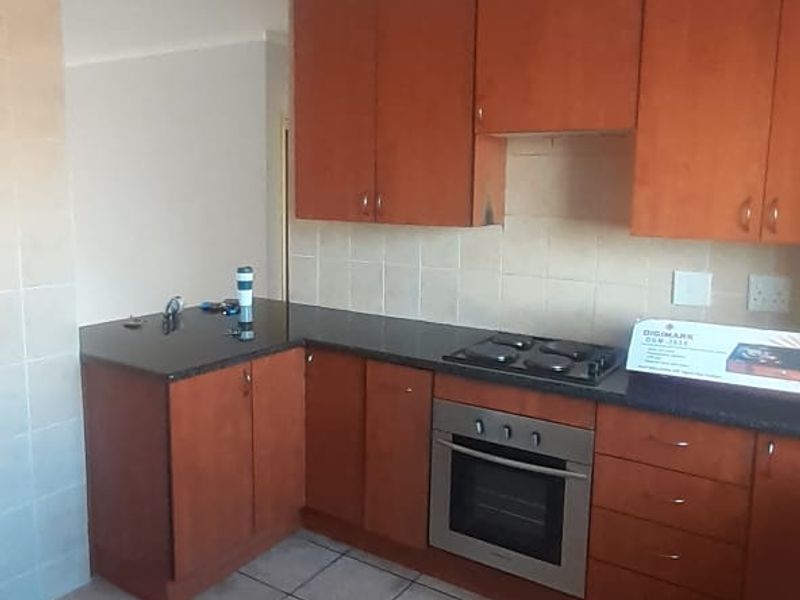 2 bedroom,2 bathroom downstairs unit available in Casa Uno, Sonneveld, Brakpan - Photo 2