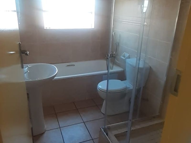 2 bedroom,2 bathroom downstairs unit available in Casa Uno, Sonneveld, Brakpan - Photo 8