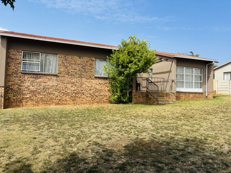 Spacious 3-Bedroom Family Home in a Prime Location - Photo 2