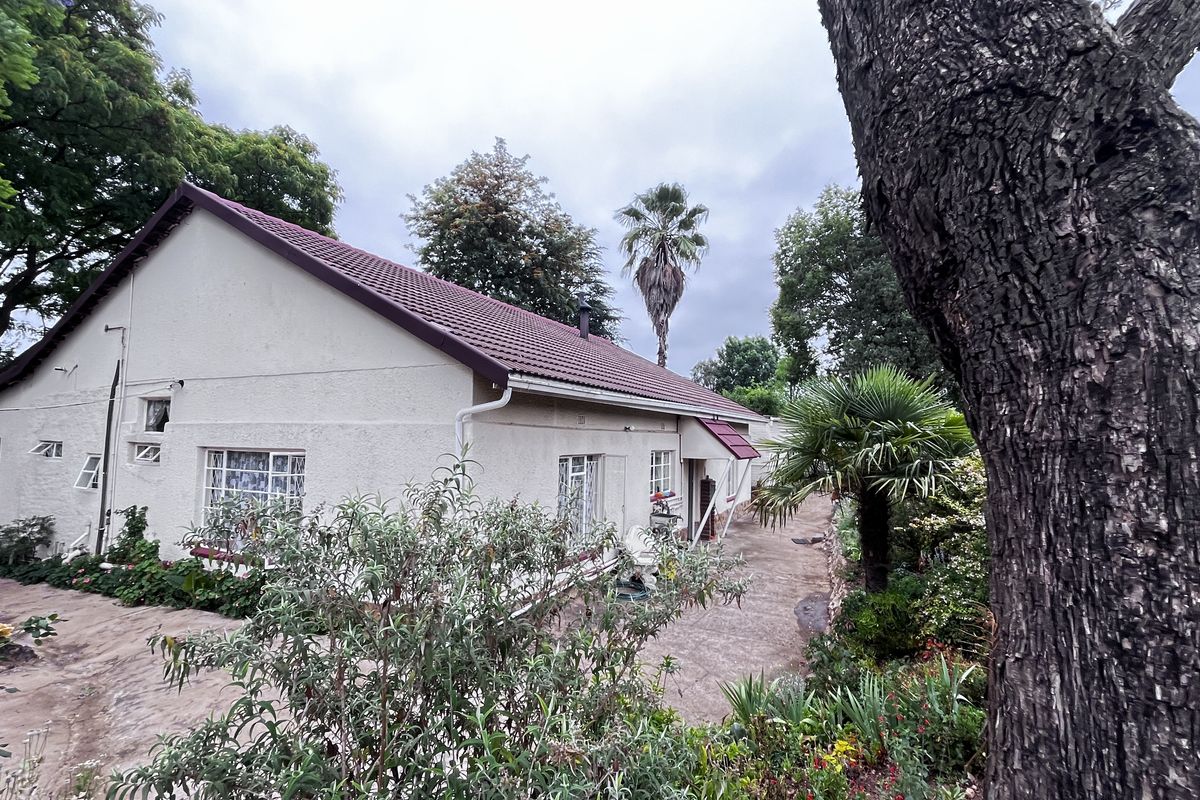 Country Living Close to Town! - Photo 3