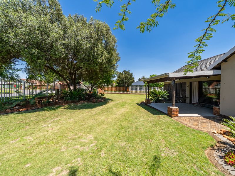 Gem in Parkrand, Boksburg with 4 bedrooms, entertainment area and pool – A Home That Has It All! - Photo 7