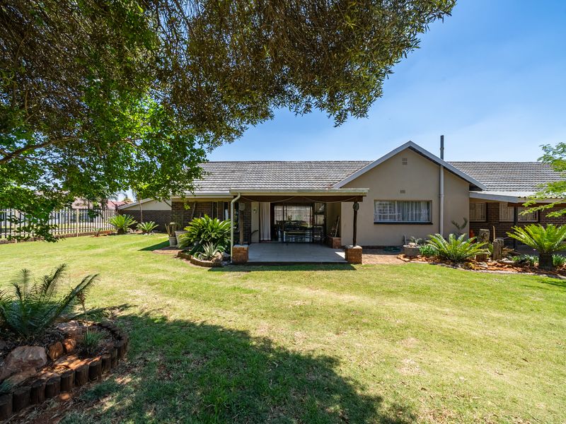 Gem in Parkrand, Boksburg with 4 bedrooms, entertainment area and pool – A Home That Has It All! - Photo 6