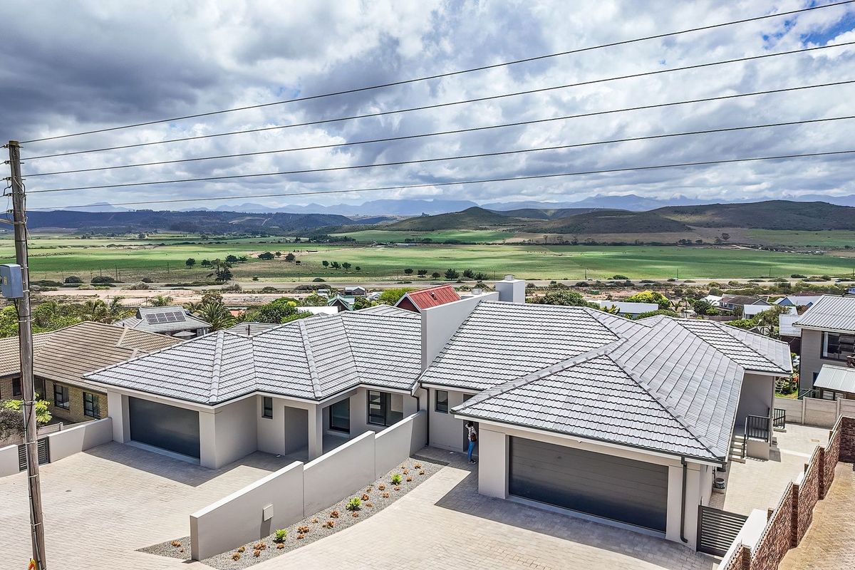 Magnificent, brand new in the Garden Route - Photo 2