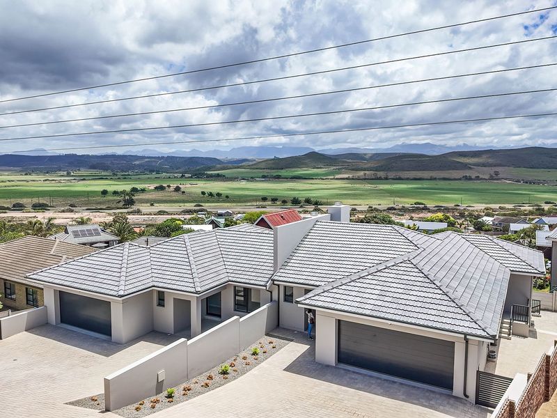 Magnificent, brand new in the Garden Route - Photo 2