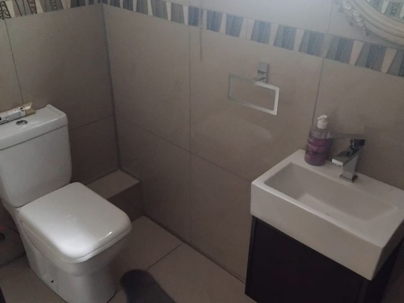 Modern Elegance Meets Family Comfort in Prestigious Woodhill Estate - Photo 10